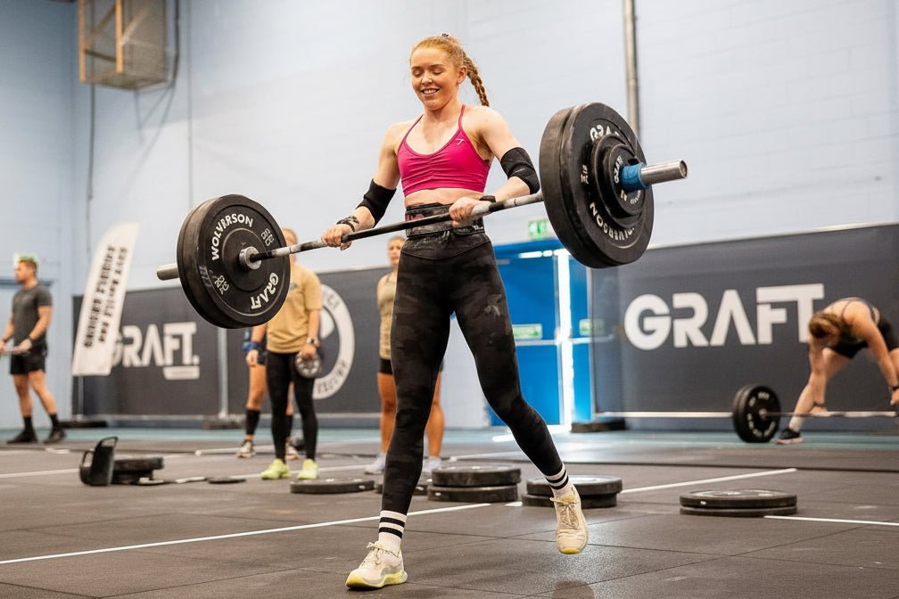 Atleta con calzini HEXXEE mentre solleva un bilanciere in un box di CrossFit, calzini ben visibili