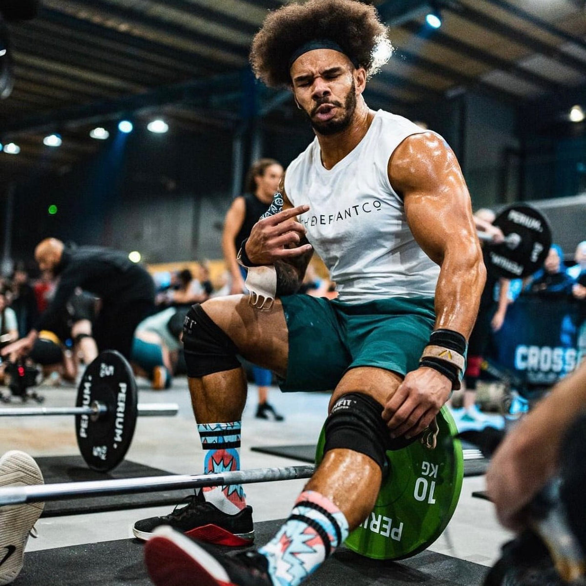 Atleta in un box di CrossFit con i calzini sportivi HEXXEE ai piedi